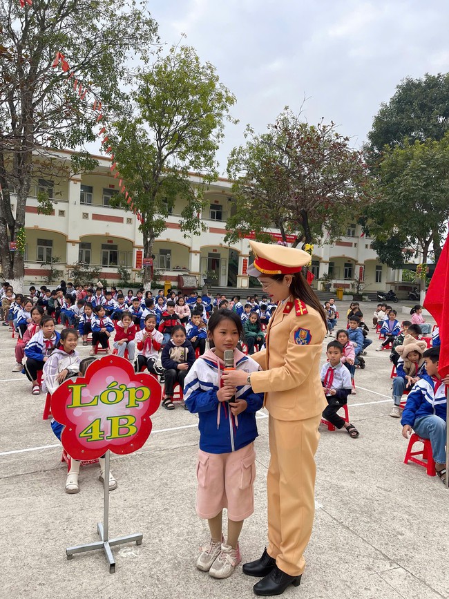 Công an TP Hoa Lư: Tuyên truyền an toàn giao thông cho gần 1700 giáo viên, học sinh- Ảnh 3.