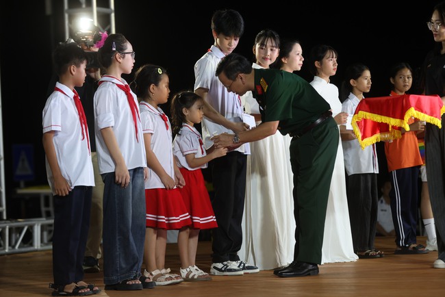 “Trăng thu biên cương” – Hành trình mang Trung thu ấm áp đến trẻ em nơi đầu sóng, ngọn gió- Ảnh 2.