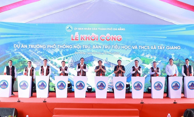 Đà Nẵng: Khởi công Trường phổ thông nội trú, bán trú Tiểu học và Trung học cơ sở Tây Giang- Ảnh 1. Thủ tướng Phạm Minh Chính và đại biểu thực hiện nghi thức khởi công dự án