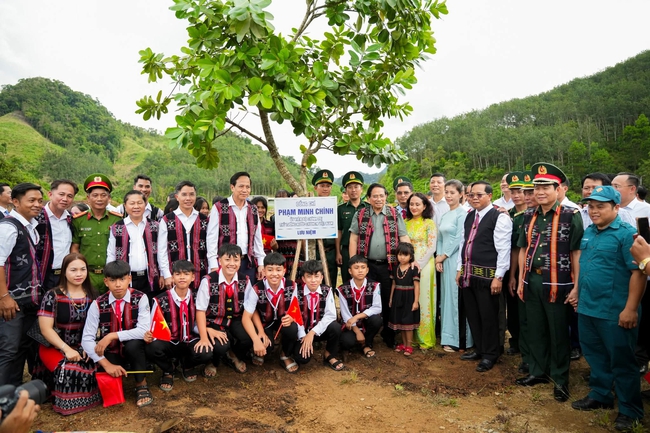 Đà Nẵng: Khởi công Trường phổ thông nội trú, bán trú Tiểu học và Trung học cơ sở Tây Giang- Ảnh 2. Thủ tướng Phạm Minh Chính cùng lãnh đạo Bộ, ngành Trung ương và lãnh đạo thành phố trồng cây lưu niệm tại lễ khởi công