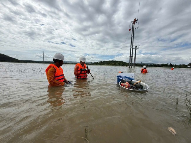 EVNCPC đã cấp điện trở lại cho hơn 90% khách hàng sau bão số 13- Ảnh 1.