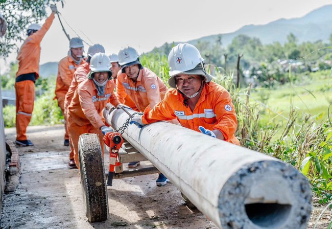 EVNCPC đã cấp điện trở lại cho hơn 90% khách hàng sau bão số 13- Ảnh 2.