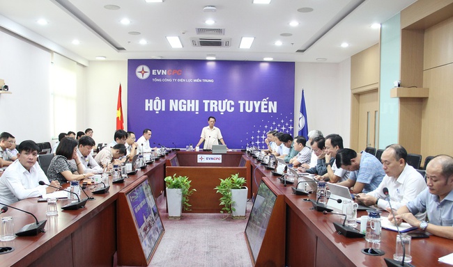 EVNCPC đã cấp điện trở lại cho hơn 1,28 triệu khách hàng sau bão số 13- Ảnh 3. Tổng giám đốc EVNCPC Ngô Tấn Cư chủ trì cuộc họp khẩn điều động nhân lực phương tiên vật tư hỗ trợ khắc phục hậu quả bão số