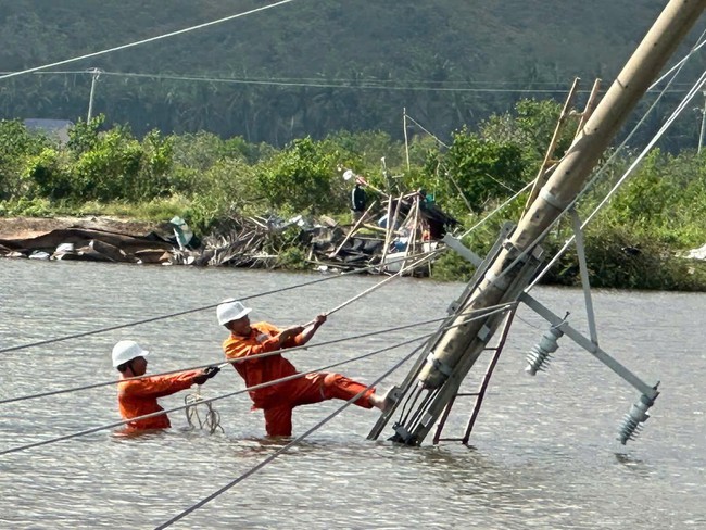 EVNCPC đã cấp điện trở lại cho hơn 1,28 triệu khách hàng sau bão số 13- Ảnh 1. EVNCPC đã cấp điện trở lại cho hơn 1,28 triệu khách hàng sau bão số 13- Ảnh 1.