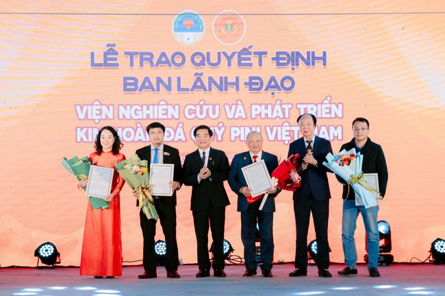 Ông Nguyễn Việt Thắng - Giám đốc Văn phòng Đăng ký hoạt động khoa học và công nghệ, thuộc Cục Thông tin, Thống kê - Bộ Khoa học và Công nghệ trao quyết định tới Viện trưởng Ngô Hữu Hải.