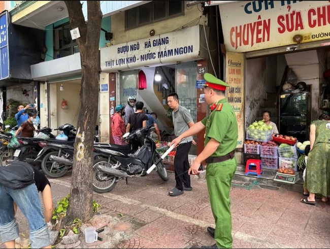 Phường Đống Đa xử lý hơn 2.000 trường hợp vi phạm trật tự đô thị, phạt trên 1,58 tỷ đồng- Ảnh 4.