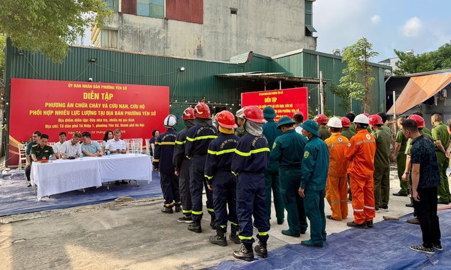 Hà Nội: Diễn tập chữa cháy, cứu nạn tại khu nhà trọ ở Yên Sở- Ảnh 1.