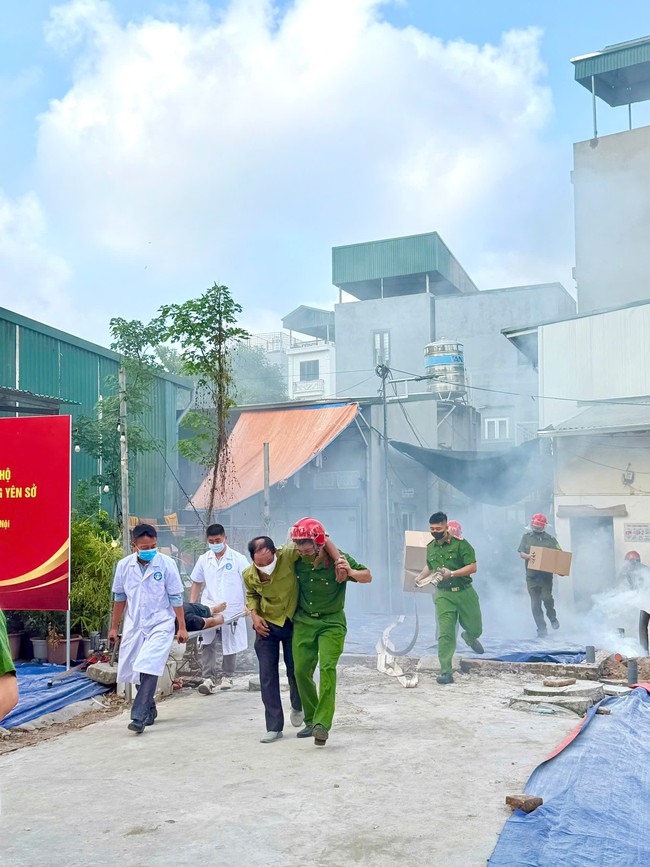 Hà Nội: Diễn tập chữa cháy, cứu nạn tại khu nhà trọ ở Yên Sở- Ảnh 2.