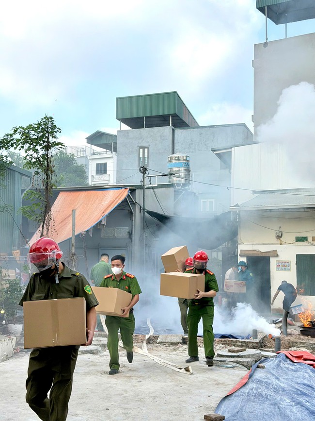 Hà Nội: Diễn tập chữa cháy, cứu nạn tại khu nhà trọ ở Yên Sở- Ảnh 4.
