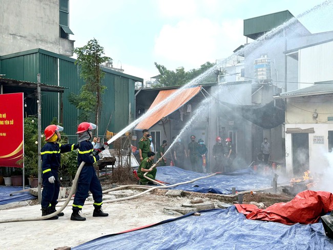 Hà Nội: Diễn tập chữa cháy, cứu nạn tại khu nhà trọ ở Yên Sở- Ảnh 3.