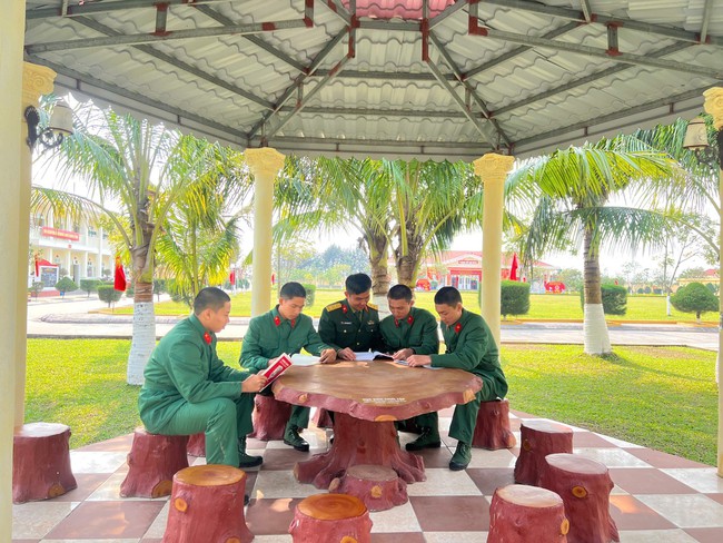 Hai cặp anh em song sinh cùng lên đường nhập ngũ- Ảnh 1. Hai cặp anh em song sinh cùng lên đường nhập ngũ- Ảnh 1.