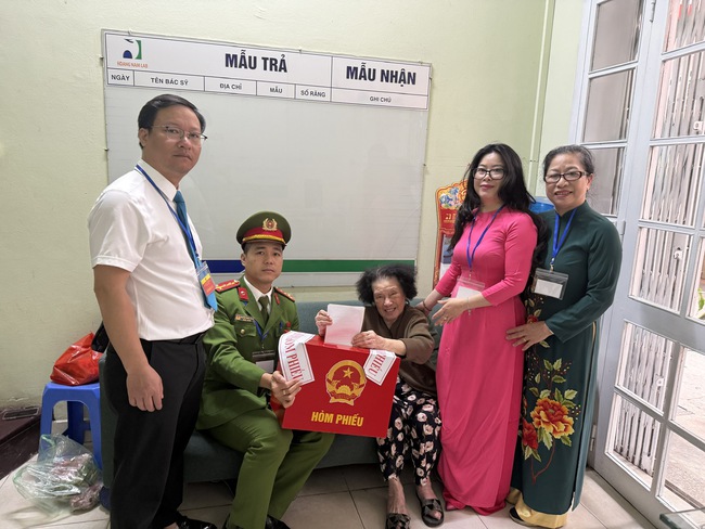 Cử tri phường Hoàn Kiếm nô nức tham gia Ngày hội bầu cử- Ảnh 7. Cử tri phường Hoàn Kiếm nô nức tham gia Ngày hội bầu cử- Ảnh 7.