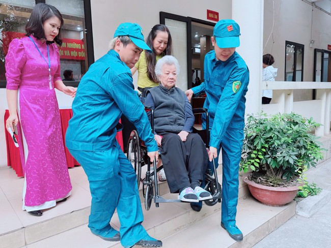 Cử tri phường Hoàn Kiếm nô nức tham gia Ngày hội bầu cử- Ảnh 3. Cử tri phường Hoàn Kiếm nô nức tham gia Ngày hội bầu cử- Ảnh 3.