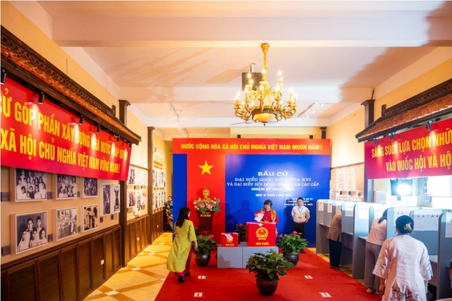 Cử tri phường Hoàn Kiếm nô nức tham gia Ngày hội bầu cử- Ảnh 2. Cử tri phường Hoàn Kiếm nô nức tham gia Ngày hội bầu cử- Ảnh 2.