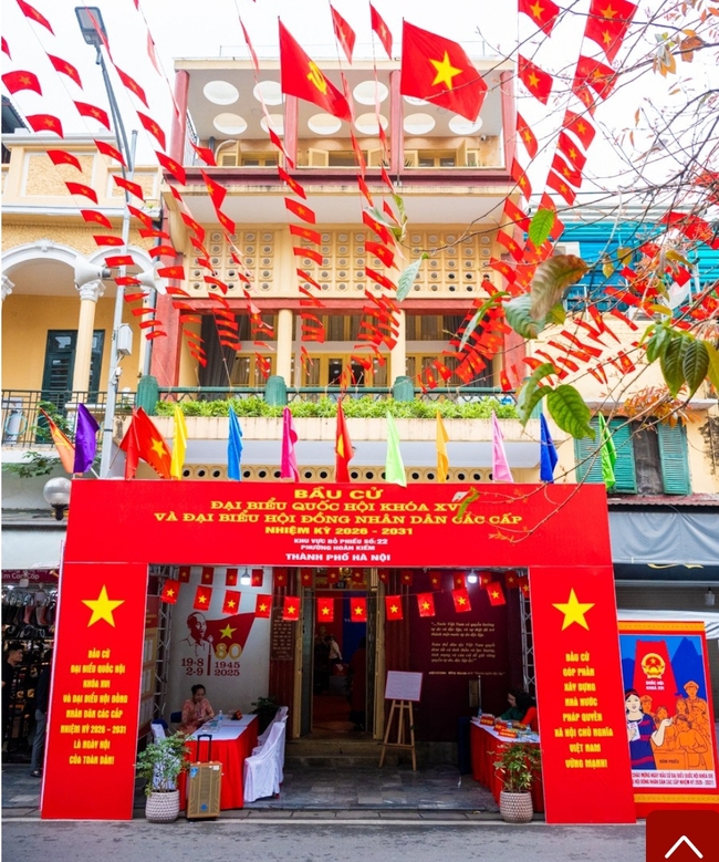 Cử tri phường Hoàn Kiếm nô nức tham gia Ngày hội bầu cử- Ảnh 1. Cử tri phường Hoàn Kiếm nô nức tham gia Ngày hội bầu cử- Ảnh 1.