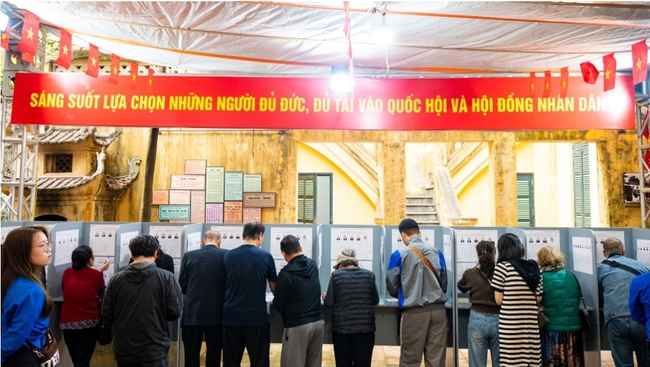 Cử tri phường Hoàn Kiếm nô nức tham gia Ngày hội bầu cử- Ảnh 6. Cử tri phường Hoàn Kiếm nô nức tham gia Ngày hội bầu cử- Ảnh 6.