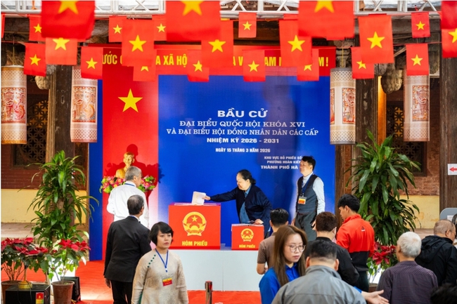 Cử tri phường Hoàn Kiếm nô nức tham gia Ngày hội bầu cử- Ảnh 5. Cử tri phường Hoàn Kiếm nô nức tham gia Ngày hội bầu cử- Ảnh 5.