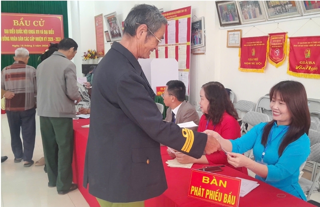 Cử tri xã Thiệu Hóa phấn khởi tham gia bầu cử, nhiều khu vực đạt tỷ lệ cao- Ảnh 4. Cử tri xã Thiệu Hóa phấn khởi tham gia bầu cử, nhiều khu vực đạt tỷ lệ cao- Ảnh 4.