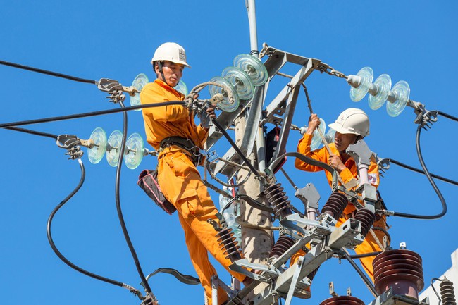 EVNCPC chỉ đạo các đơn vị chuẩn bị phương án cấp điện cụ thể đến từng địa điểm bỏ phiếu, bố trí lực lượng ứng trực 24/24 giờ, tăng cường kiểm tra, giám sát vận hành hệ thống điện.