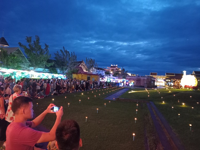 Với đêm khai mạc rực rỡ, Lễ hội Ánh sáng & Di sản 2026 chính thức bước vào chuỗi hoạt động kéo dài đến 30/4, tiếp tục khẳng định Đảo Ký Ức Hội An là điểm hẹn của sáng tạo văn hoá và trải nghiệm lễ hội đương đại