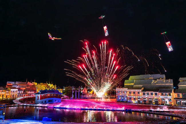 Hình ảnh Rồng – Phượng chuyển động trên bầu trời không chỉ mang tính thị giác mạnh mẽ, mà còn gửi gắm thông điệp khai xuân về phú quý, thịnh vượng và hanh thông