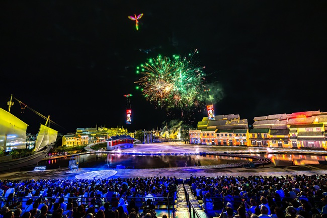 Khoảnh khắc cao trào của chương trình là khi đôi Rồng – Phượng “trao” những cánh hoa may mắn từ không trung, tạo nên một nghi thức chúc phúc độc đáo giữa bầu trời đêm Hội An.