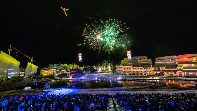 Hình ảnh những đóa hoa ánh sáng lan tỏa không chỉ mang ý nghĩa biểu tượng cho tài lộc và khởi đầu hanh thông, mà còn khơi dậy sự hào hứng của đông đảo khán giả theo dõi