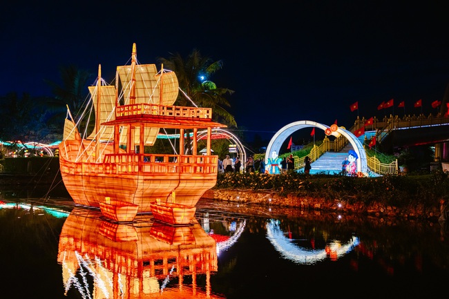 Không dừng lại ở không gian trên cao, mặt đất của Đảo Ký Ức Hội An cũng rực rỡ không kém với cụm đèn lồng khổng lồ thuộc chủ đề “Châu Ấn Thuyền – Bức tranh di sản”