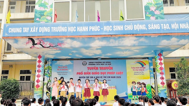 Trường Tiểu học La Khê: Tăng cường giáo dục pháp luật về quyền và bảo vệ trẻ em- Ảnh 4. Trường Tiểu học La Khê: Tăng cường giáo dục pháp luật về quyền và bảo vệ trẻ em- Ảnh 4.