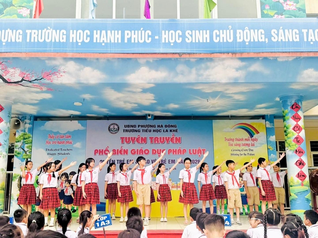 Trường Tiểu học La Khê: Tăng cường giáo dục pháp luật về quyền và bảo vệ trẻ em- Ảnh 6. Trường Tiểu học La Khê: Tăng cường giáo dục pháp luật về quyền và bảo vệ trẻ em- Ảnh 6.
