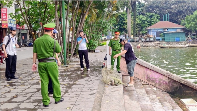 Phường Tây Hồ ra quân lập lại trật tự, chỉnh trang cảnh quan khu vực hồ Tây- Ảnh 2.