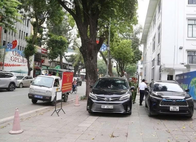 Công an phường Cửa Nam ra quân quyết liệt, siết chặt kỷ cương trật tự đô thị- Ảnh 2.