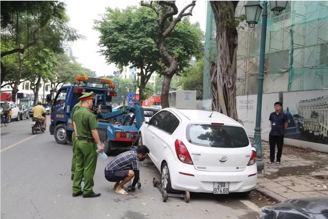 Công an phường Cửa Nam ra quân quyết liệt, siết chặt kỷ cương trật tự đô thị- Ảnh 1.