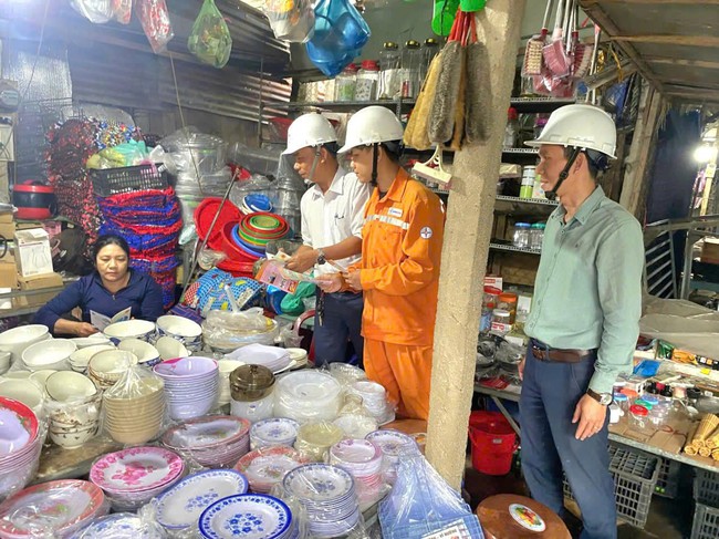 PC Đà Nẵng: Điện mùa nắng nóng, cần sự chung tay từ người dân- Ảnh 2.