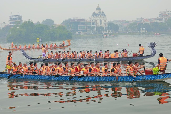Phú Thọ: Giải Bơi chải thu hút đông đảo du khách thập phương dịp Giỗ Tổ Hùng Vương- Ảnh 1.
