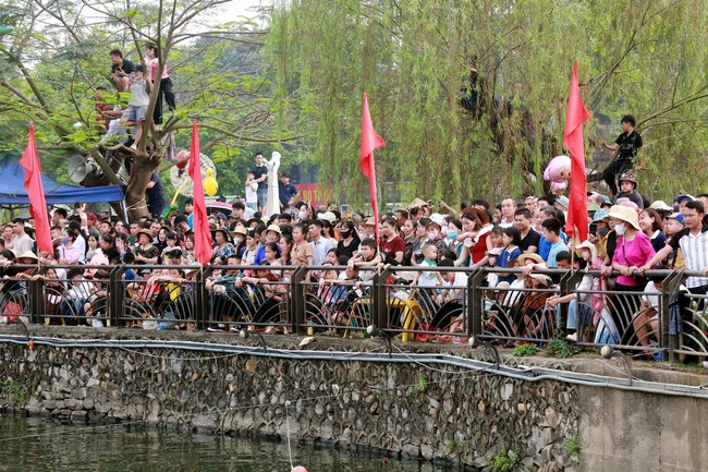 Phú Thọ: Giải Bơi chải thu hút đông đảo du khách thập phương dịp Giỗ Tổ Hùng Vương- Ảnh 6.
