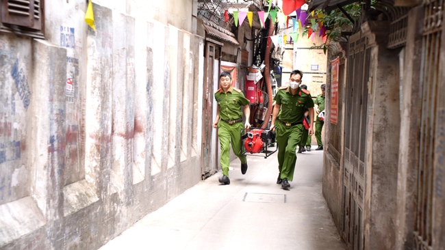 Phường Láng: Diễn tập phương án chữa cháy và cứu nạn, cứu hộ tại nhà ở nhiều căn hộ- Ảnh 4.