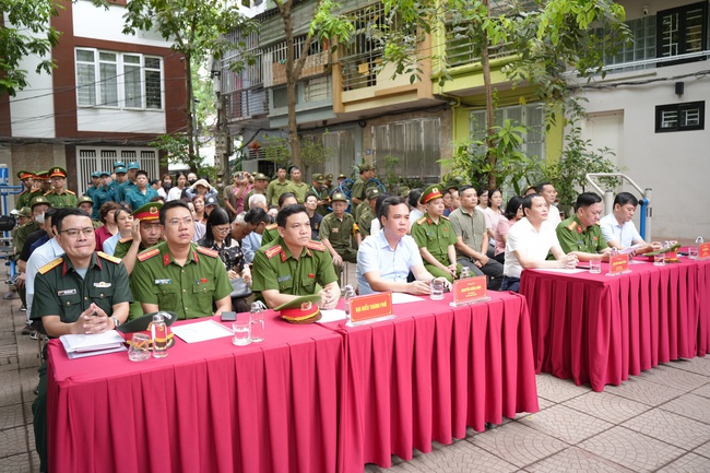 Phường Láng: Diễn tập phương án chữa cháy và cứu nạn, cứu hộ tại nhà ở nhiều căn hộ- Ảnh 1.