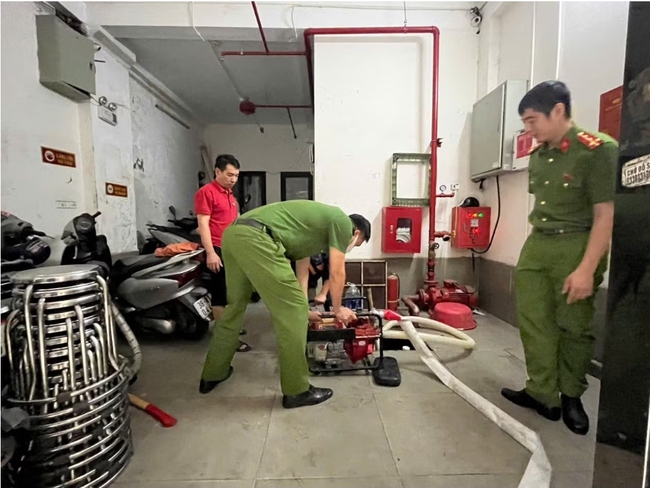 Phường Láng: Diễn tập phương án chữa cháy và cứu nạn, cứu hộ tại nhà ở nhiều căn hộ- Ảnh 5.