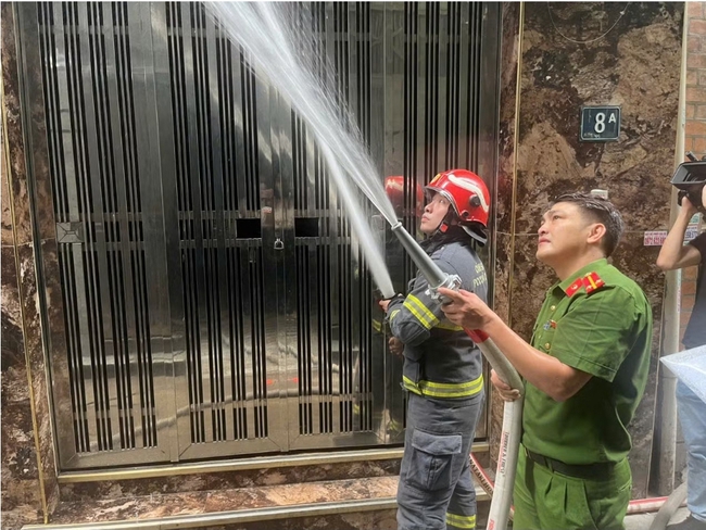 Phường Láng: Diễn tập phương án chữa cháy và cứu nạn, cứu hộ tại nhà ở nhiều căn hộ- Ảnh 8.