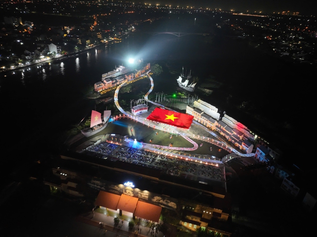 Đà Nẵng: Trình diễn Nón cờ Tổ quốc đặc biệt tại sân khấu thực cảnh Ký Ức Hội An- Ảnh 4.