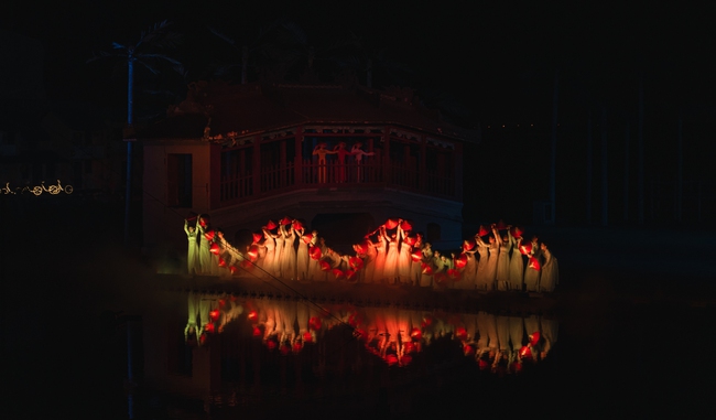 Đà Nẵng: Trình diễn Nón cờ Tổ quốc đặc biệt tại sân khấu thực cảnh Ký Ức Hội An- Ảnh 5.