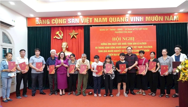 Phường Cửa Nam trao quà cho người khuyết tật, hưởng ứng Ngày Sức khỏe toàn dân năm 2026- Ảnh 2. Phường Cửa Nam trao quà cho người khuyết tật, hưởng ứng Ngày Sức khỏe toàn dân năm 2026- Ảnh 2.