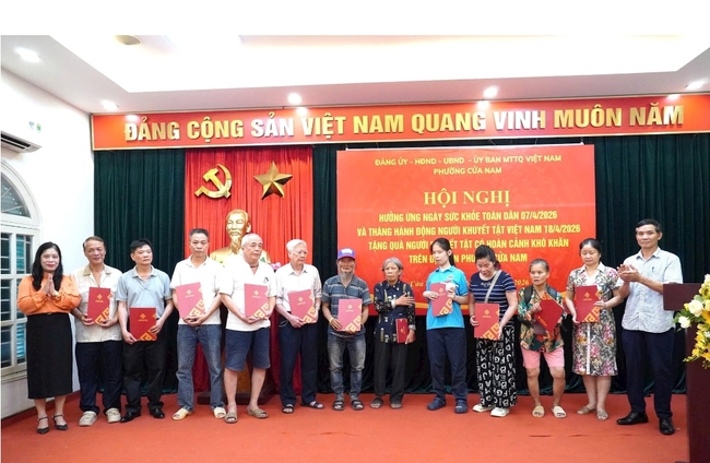 Phường Cửa Nam trao quà cho người khuyết tật, hưởng ứng Ngày Sức khỏe toàn dân năm 2026- Ảnh 4. Phường Cửa Nam trao quà cho người khuyết tật, hưởng ứng Ngày Sức khỏe toàn dân năm 2026- Ảnh 4.