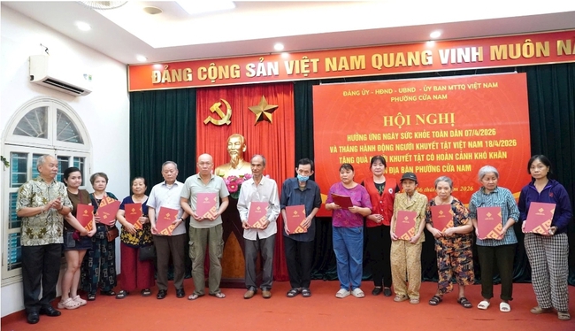 Phường Cửa Nam trao quà cho người khuyết tật, hưởng ứng Ngày Sức khỏe toàn dân năm 2026- Ảnh 3. Phường Cửa Nam trao quà cho người khuyết tật, hưởng ứng Ngày Sức khỏe toàn dân năm 2026- Ảnh 3.