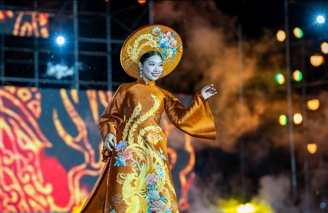 Đà Nẵng trở thành điểm hẹn của những biểu tượng nhan sắc quốc tế tại Đại tiệc 10 Năm Ao Dai Show- Ảnh 2.