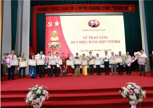 Đảng ủy xã Lục Nam trao Huy hiệu Đảng cho 41 đảng viên lão thành- Ảnh 6.