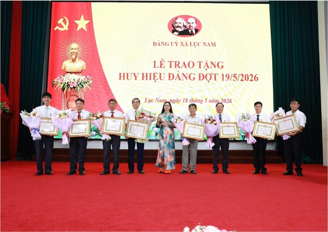Đảng ủy xã Lục Nam trao Huy hiệu Đảng cho 41 đảng viên lão thành- Ảnh 5.