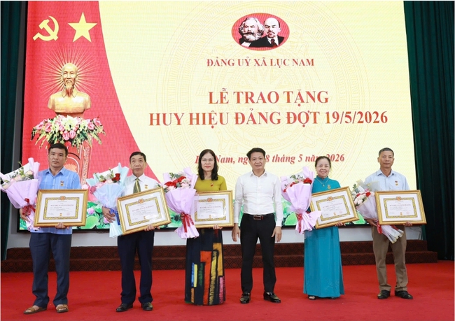 Đảng ủy xã Lục Nam trao Huy hiệu Đảng cho 41 đảng viên lão thành- Ảnh 4.