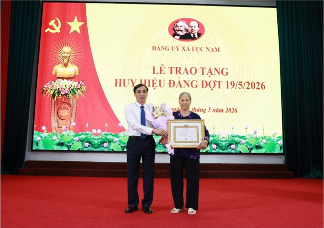 Đảng ủy xã Lục Nam trao Huy hiệu Đảng cho 41 đảng viên lão thành- Ảnh 3.